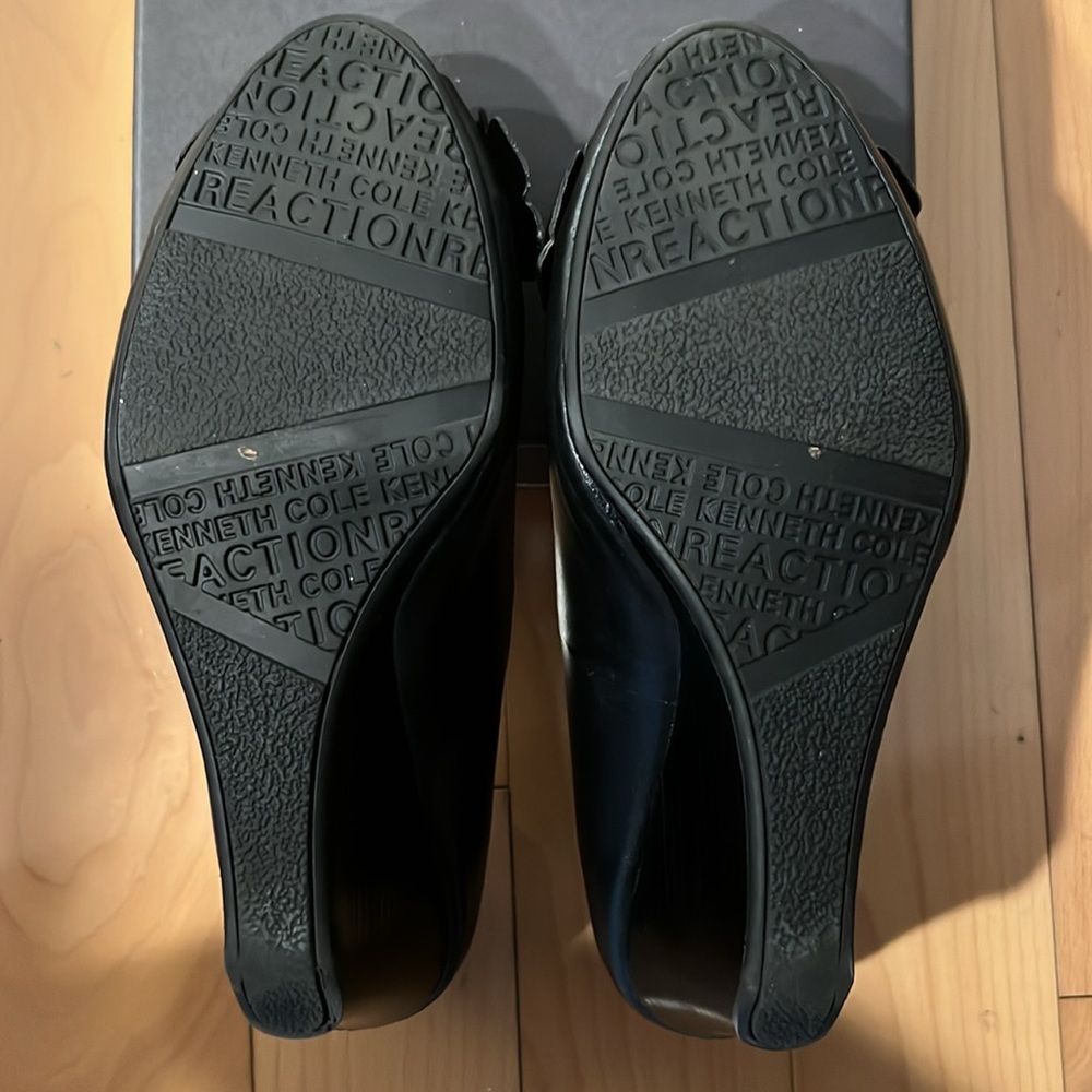 Kenneth Cole Reaction black wedge with peep toe flower detail - Picture 4 of 5